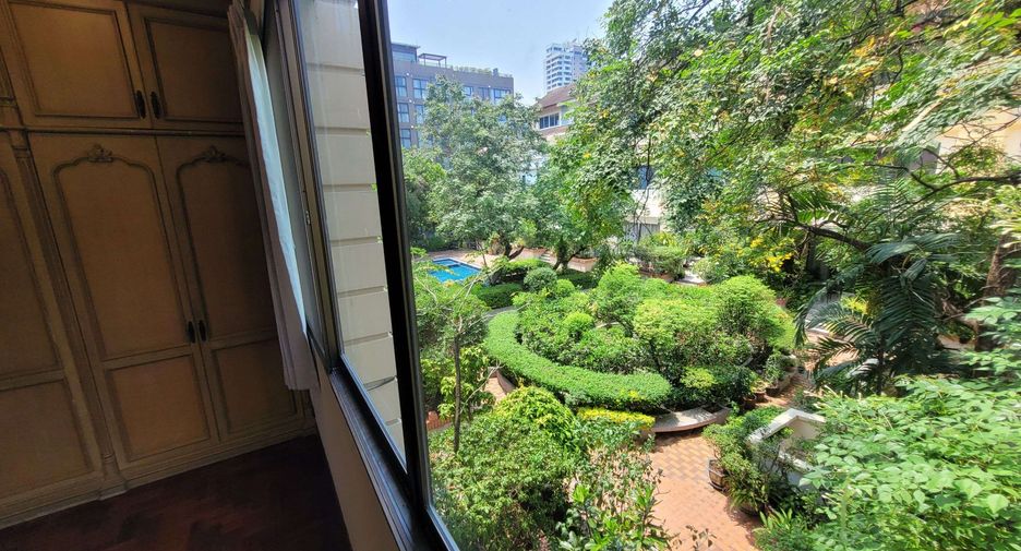 For rent 4 bedrooms townhouse in Watthana, Bangkok