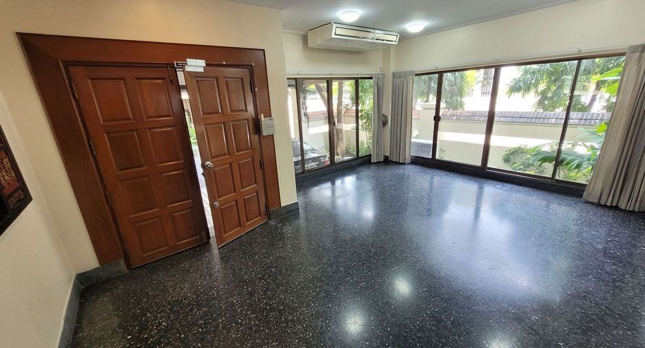 For rent 4 bedrooms townhouse in Watthana, Bangkok