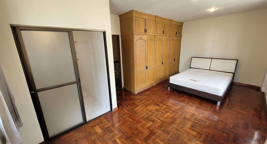 For rent 4 bedrooms townhouse in Watthana, Bangkok