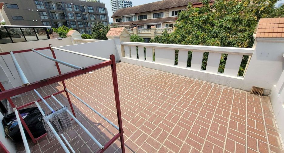 For rent 4 bedrooms townhouse in Watthana, Bangkok