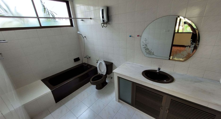 For rent 4 bedrooms townhouse in Watthana, Bangkok