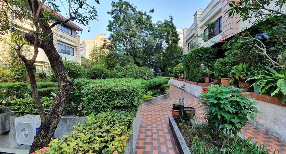 For rent 4 bedrooms townhouse in Watthana, Bangkok