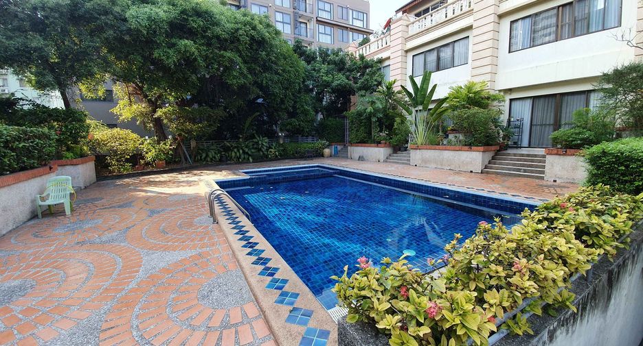For rent 4 bedrooms townhouse in Watthana, Bangkok