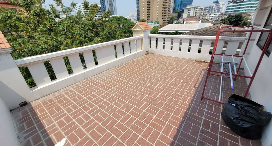 For rent 4 bedrooms townhouse in Watthana, Bangkok