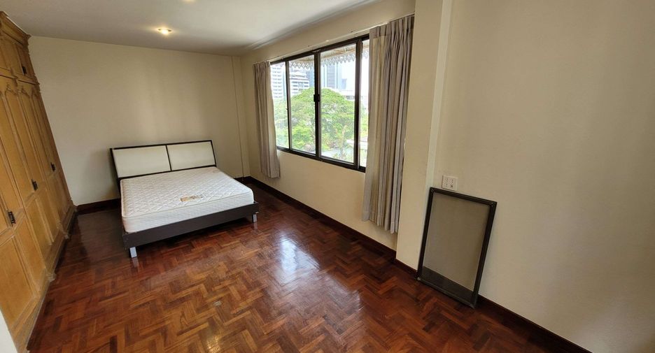 For rent 4 bedrooms townhouse in Watthana, Bangkok