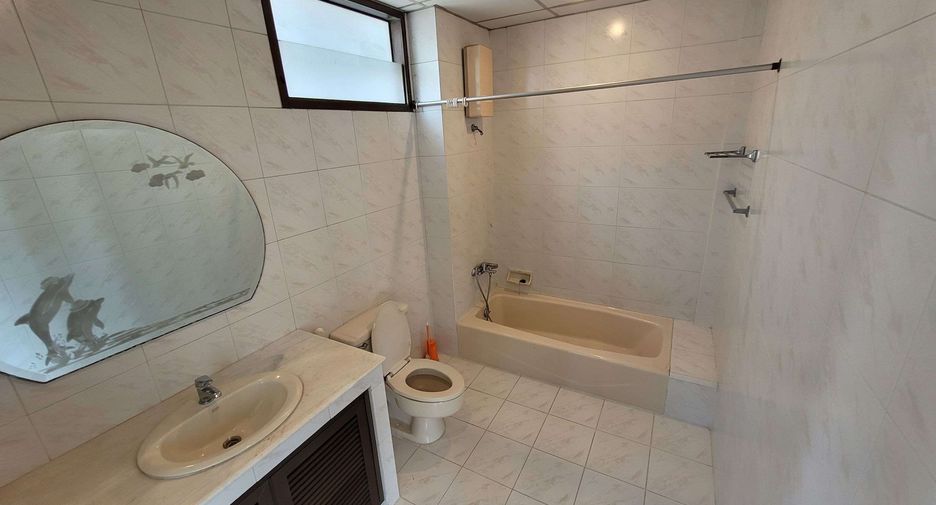 For rent 4 bedrooms townhouse in Watthana, Bangkok