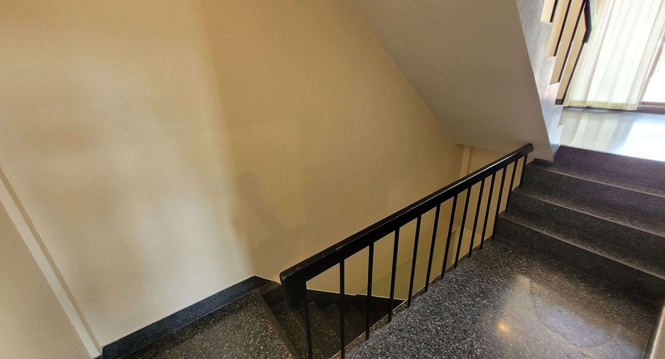 For rent 4 bedrooms townhouse in Watthana, Bangkok