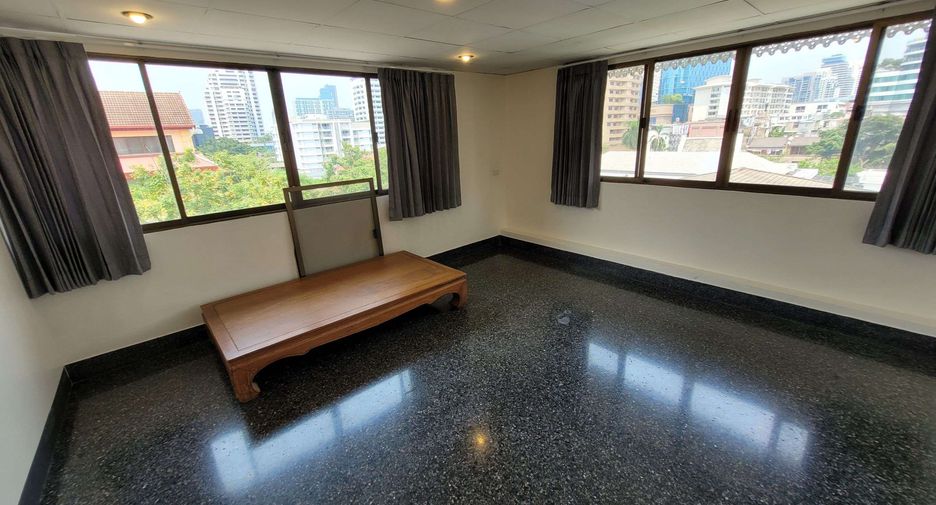 For rent 4 bedrooms townhouse in Watthana, Bangkok