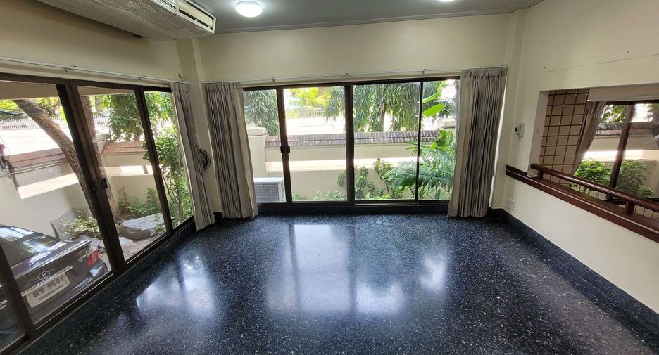 For rent 4 bedrooms townhouse in Watthana, Bangkok