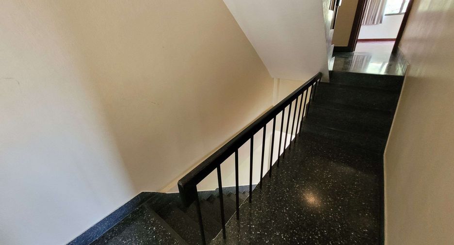 For rent 4 bedrooms townhouse in Watthana, Bangkok