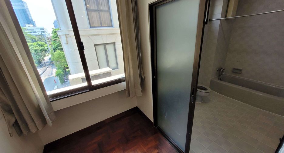 For rent 4 bedrooms townhouse in Watthana, Bangkok