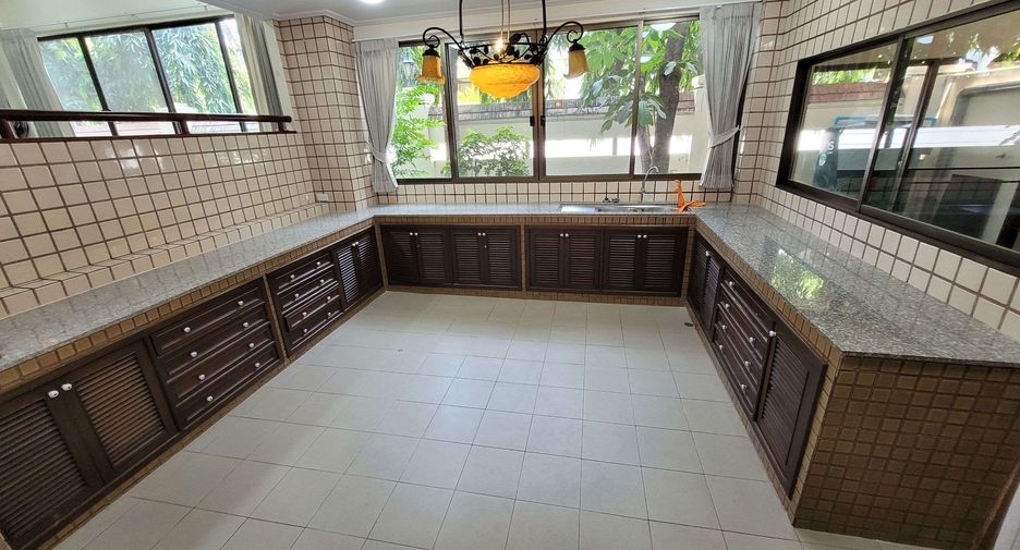 For rent 4 bedrooms townhouse in Watthana, Bangkok