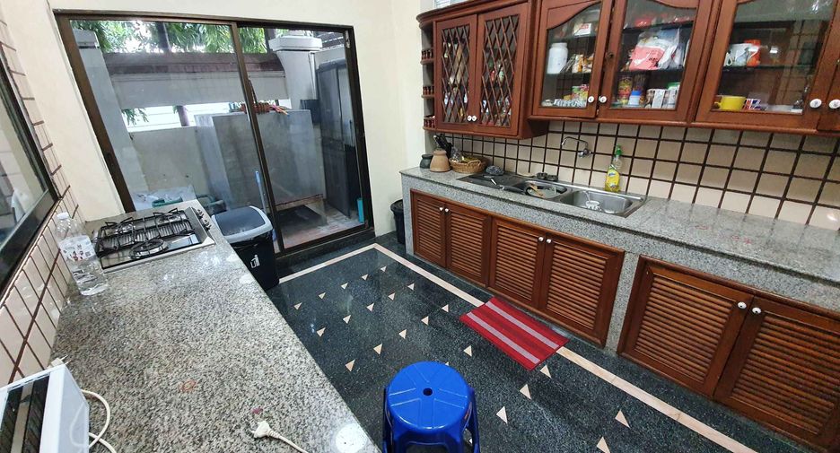 For rent 4 bedrooms townhouse in Watthana, Bangkok