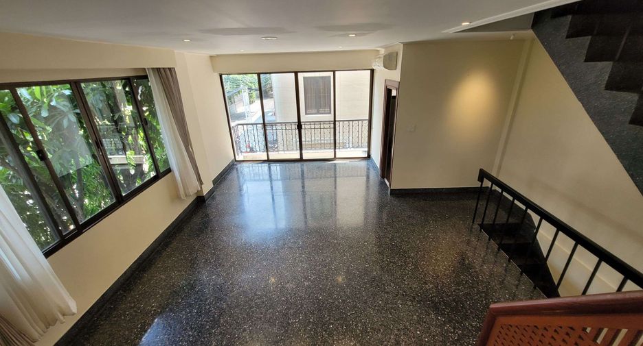 For rent 4 bedrooms townhouse in Watthana, Bangkok