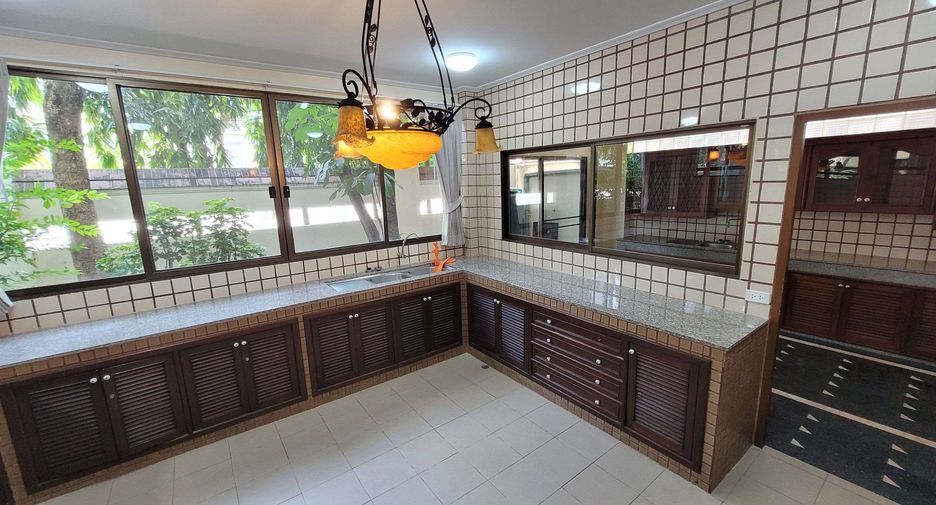 For rent 4 bedrooms townhouse in Watthana, Bangkok