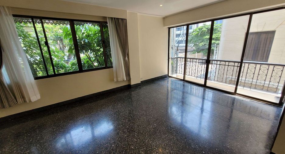 For rent 4 bedrooms townhouse in Watthana, Bangkok