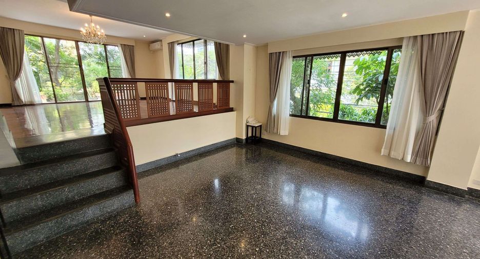 For rent 4 bedrooms townhouse in Watthana, Bangkok