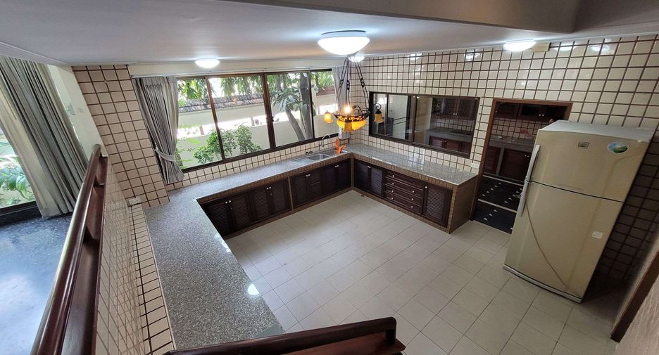 For rent 4 bedrooms townhouse in Watthana, Bangkok