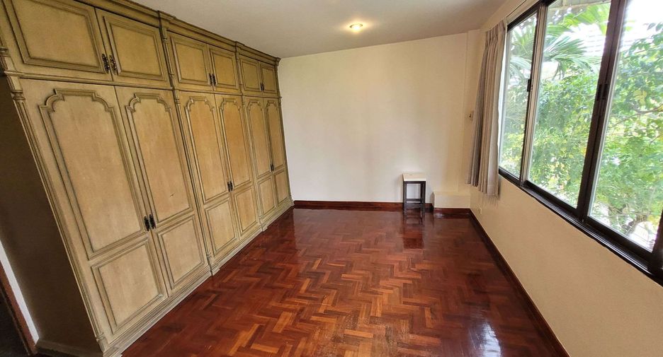 For rent 4 bedrooms townhouse in Watthana, Bangkok