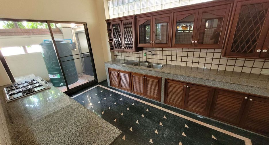 For rent 4 bedrooms townhouse in Watthana, Bangkok