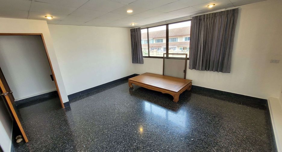 For rent 4 bedrooms townhouse in Watthana, Bangkok