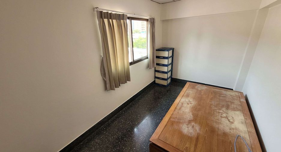 For rent 4 bedrooms townhouse in Watthana, Bangkok