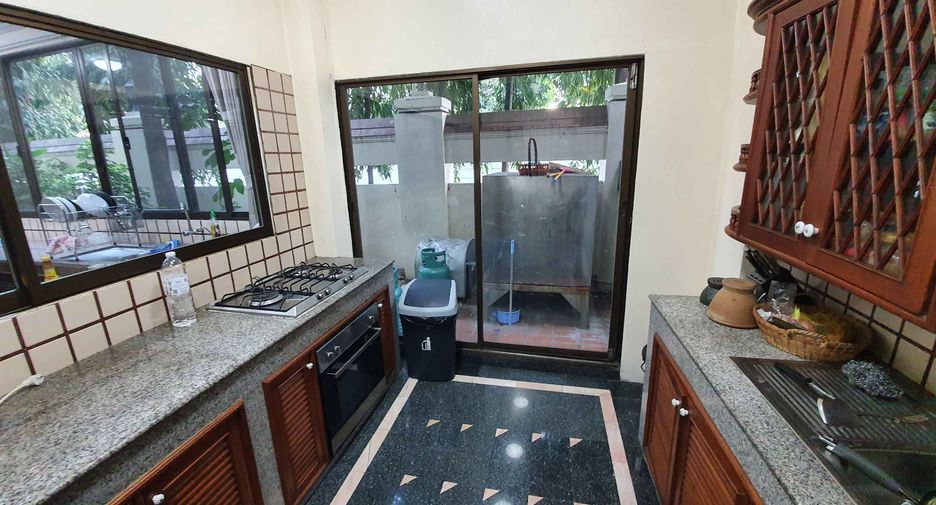 For rent 4 bedrooms townhouse in Watthana, Bangkok
