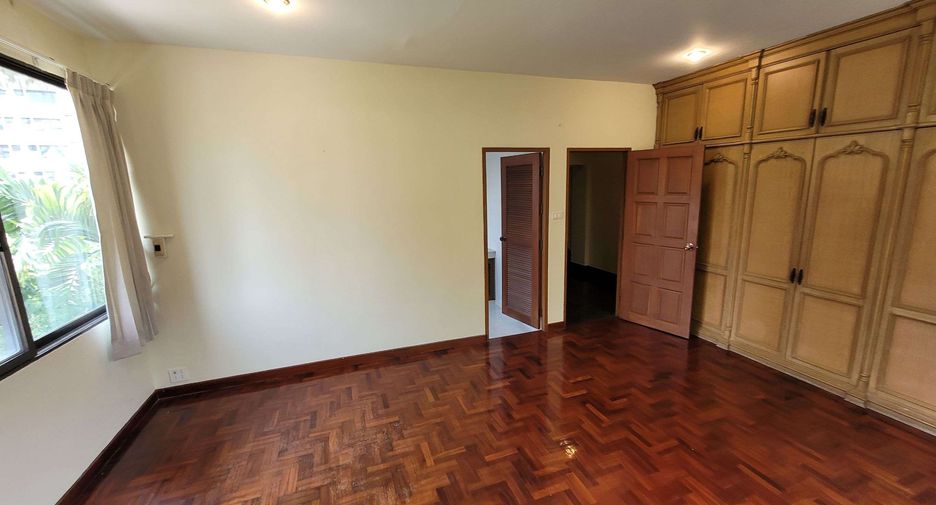 For rent 4 bedrooms townhouse in Watthana, Bangkok