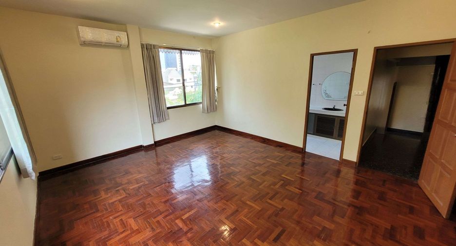For rent 4 bedrooms townhouse in Watthana, Bangkok