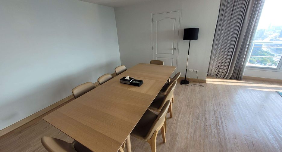 For rent 3 bedrooms condo in Khlong Toei, Bangkok