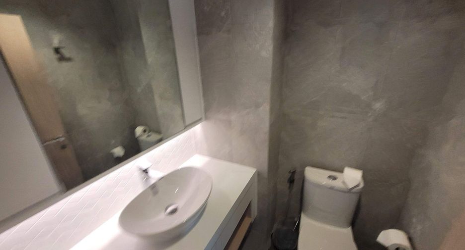 For rent 3 bedrooms condo in Khlong Toei, Bangkok