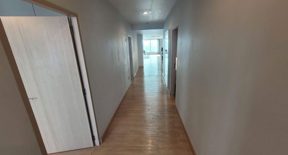 For rent 3 bedrooms condo in Khlong Toei, Bangkok