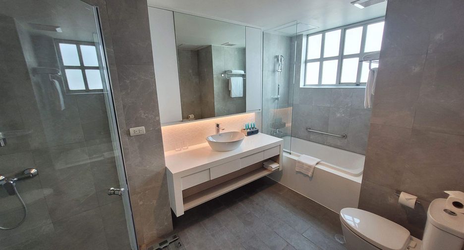 For rent 3 bedrooms condo in Khlong Toei, Bangkok