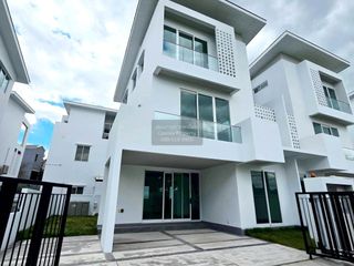 For sale 4 bedrooms house in Lat Phrao, Bangkok