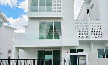 For sale 4 bedrooms house in Lat Phrao, Bangkok