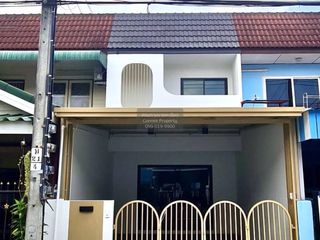 À vendre 3 chambres maison de ville à Khlong Sam Wa, Bangkok