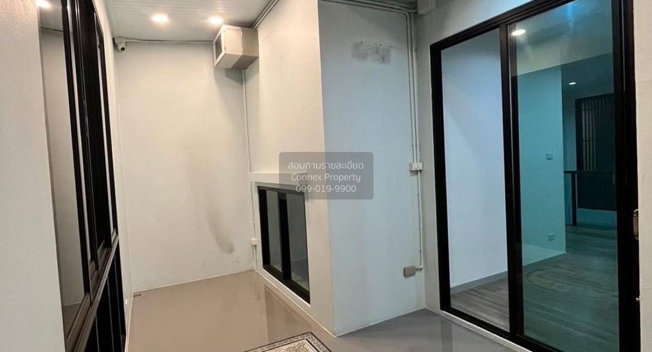 For sale 3 bedrooms townhouse in Bang Khun Thian, Bangkok