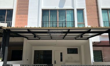 Casa adosada en alquiler de 3 habitaciones en Phra Khanong, Bangkok