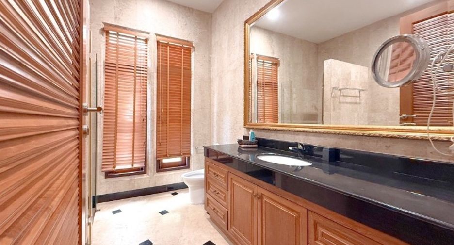 For sale 5 bedrooms house in Sattahip, Chonburi