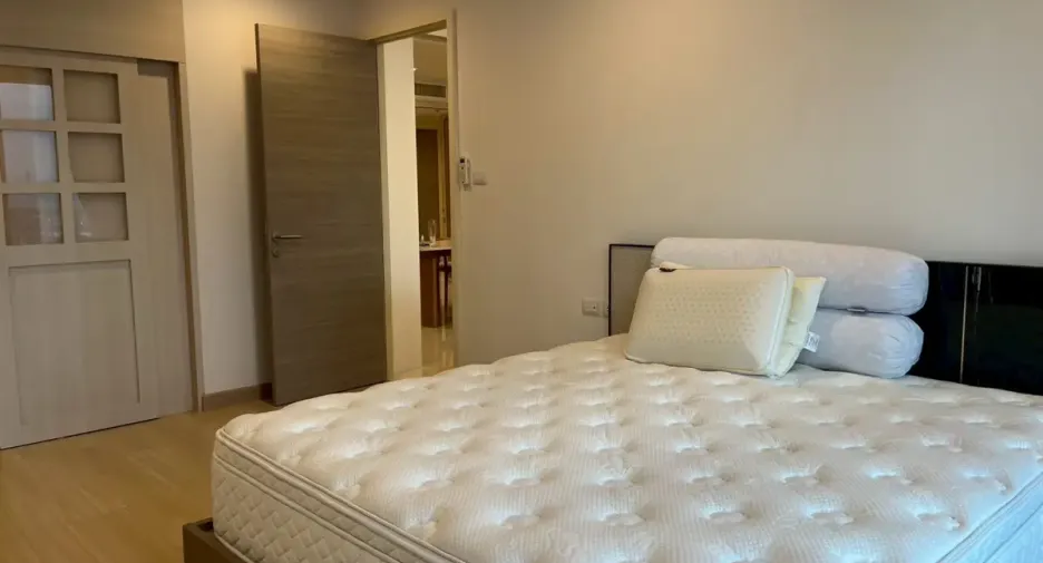 For rent 2 bedrooms condo in Yan Nawa, Bangkok