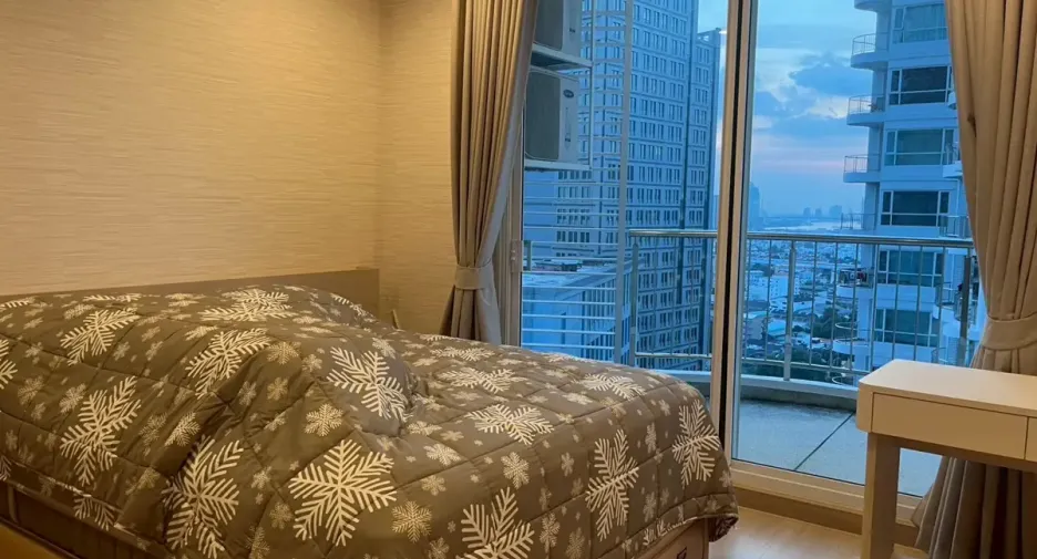 For rent 2 bedrooms condo in Yan Nawa, Bangkok