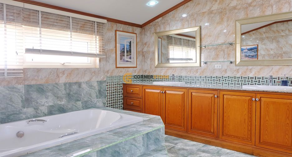 For rent and for sale 3 bedrooms house in Bang Lamung, Chonburi