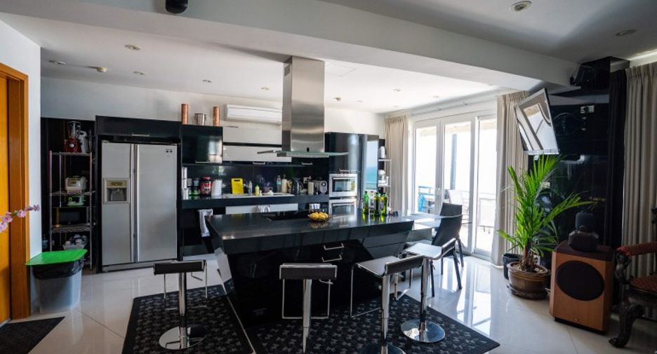 For sale 2 bedrooms condo in Pratumnak, Pattaya