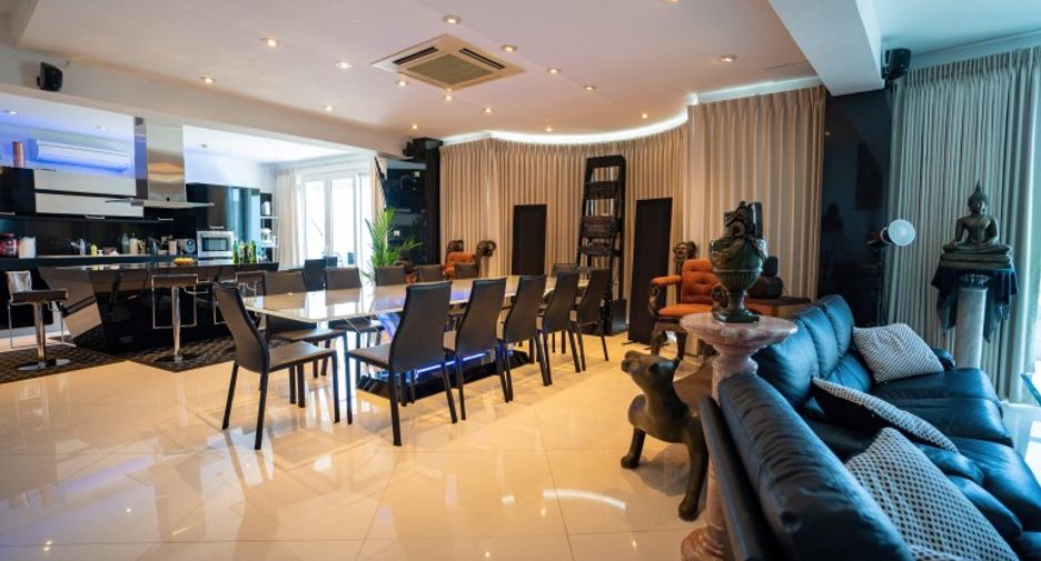 For sale 2 bedrooms condo in Pratumnak, Pattaya