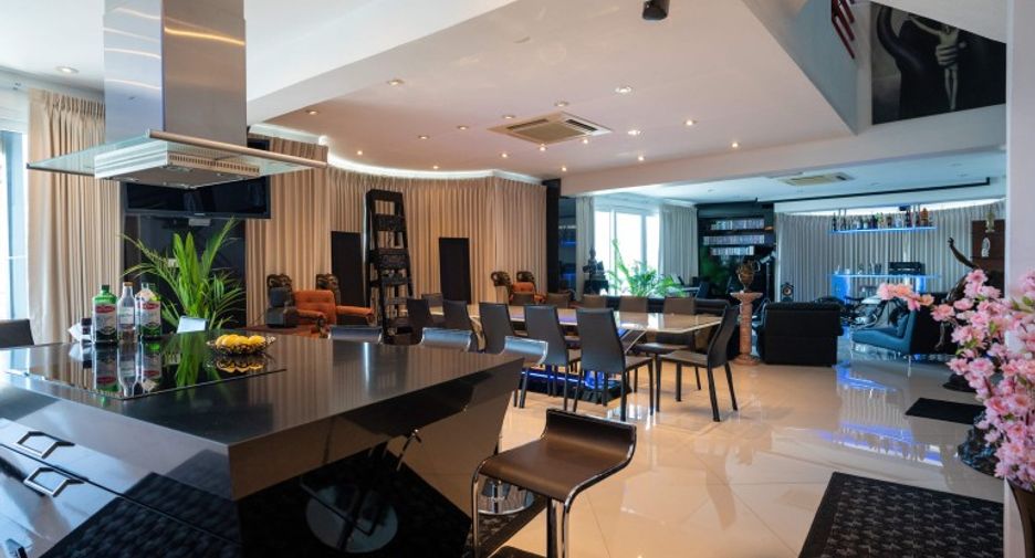 For sale 2 bedrooms condo in Pratumnak, Pattaya
