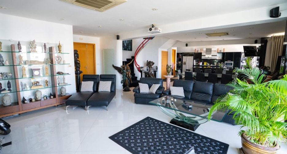 For sale 2 bedrooms condo in Pratumnak, Pattaya