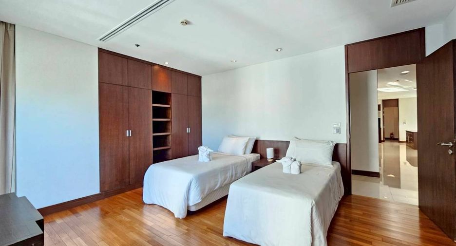 For rent 3 bedrooms condo in Pathum Wan, Bangkok
