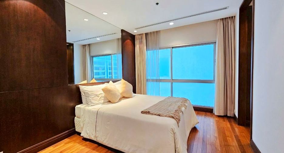 For rent 3 bedrooms condo in Pathum Wan, Bangkok