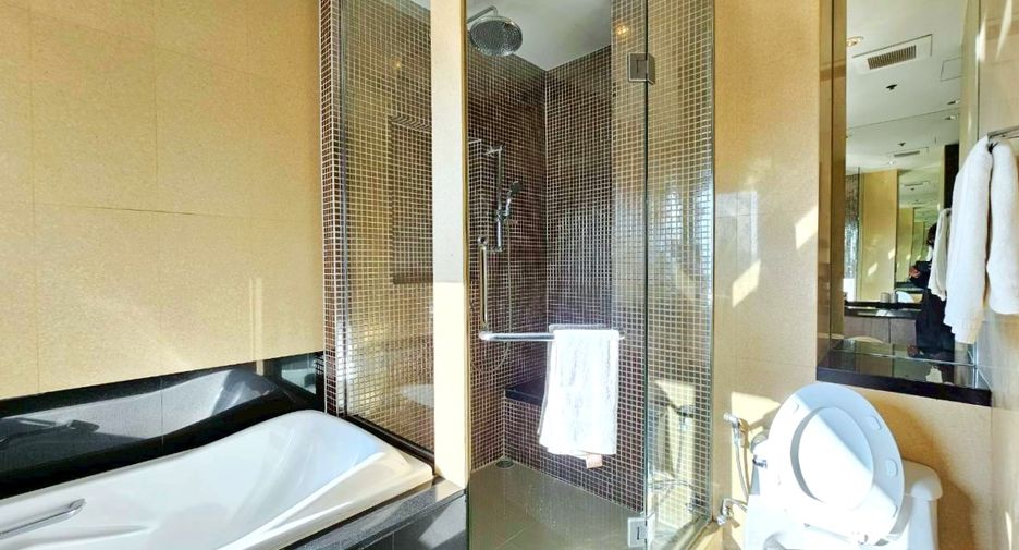 For rent 3 bedrooms condo in Pathum Wan, Bangkok