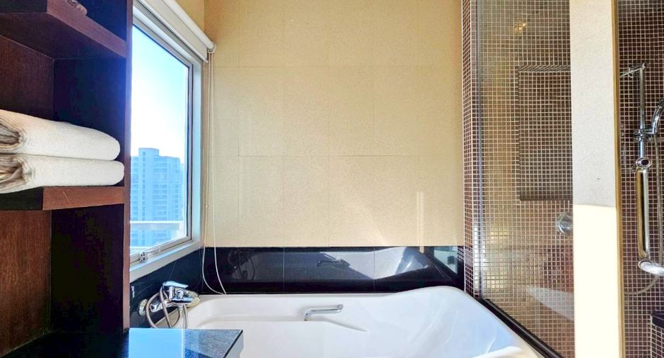 For rent 3 bedrooms condo in Pathum Wan, Bangkok